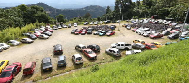 carros en los patios de manizales