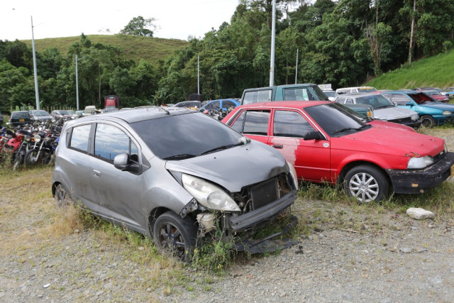 carros en los patios de manizales