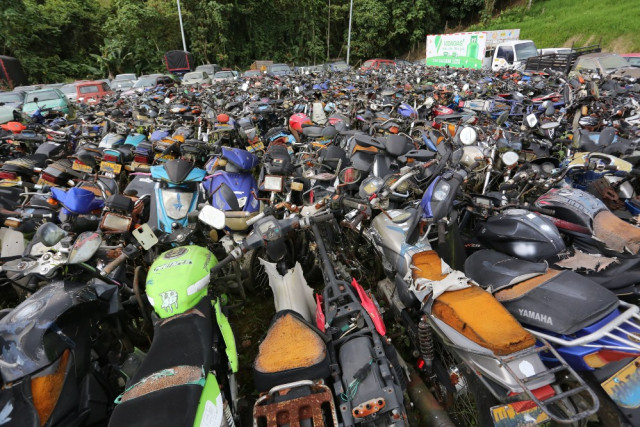 carros en los patios de manizales
