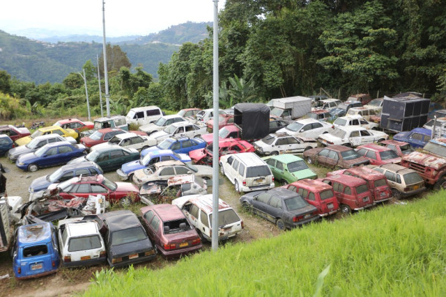 carros en los patios de manizales