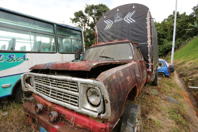 carros en los patios de manizales