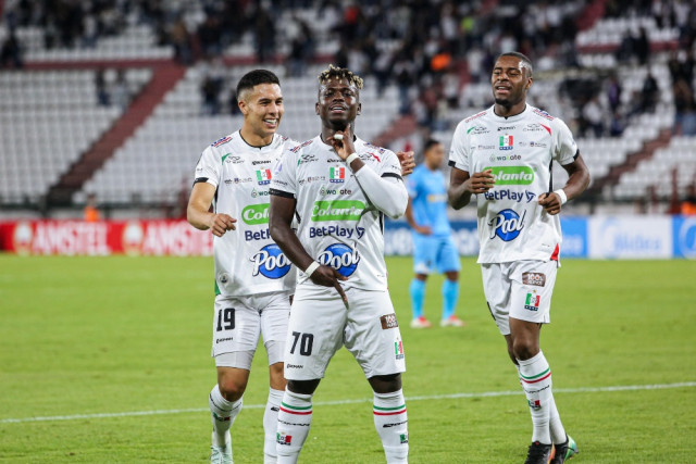 Otro de los nuevos, Déinner Quiñones (centro), selló el 7-0 global con un golazo.