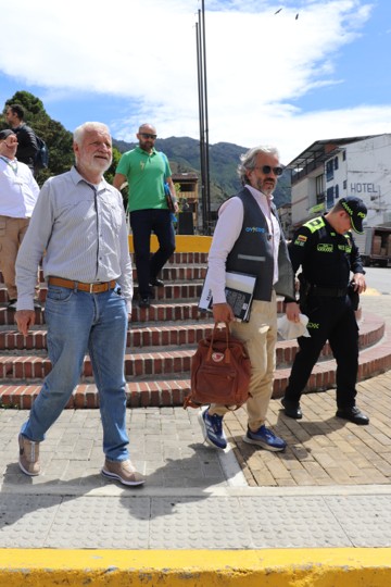 Oviedo llegó y salió en bus