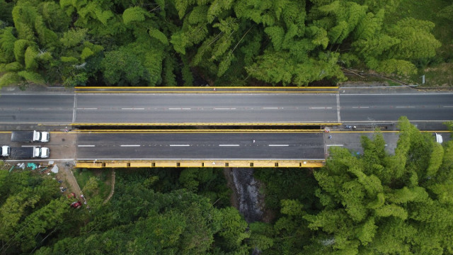 Video: ponen a prueba puente de 60 metros en el Eje Cafetero, tras casi dos años cerrado | Al Frente de Obra