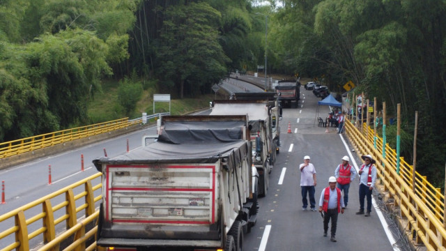 Video: ponen a prueba puente de 60 metros en el Eje Cafetero, tras casi dos años cerrado | Al Frente de Obra Autopistas del Café estima reabrir el puente El Rosario este jueves (31 de julio), si tiene luz verde de la interventoría y de la ANI.