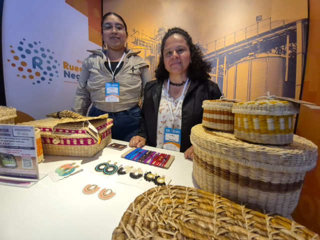 Maratón de negocios: 680 citas cara a cara entre empresas en Manizales, así se vivió el megaencuentro Leidy Vanesa Largo y Libia Villaneda Villaneda, artesana de Sinifaná - Asociación de Artesanos Indígenas de Caldas