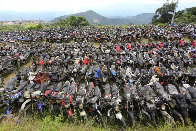 carros en los patios de manizales