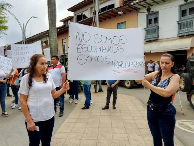 Demolición de plaza de mercado: amenazas dejan en vilo el plan en Caldas, el cierre acecha | Al Frente de Obra Protesta en el parque Mariscal Jorge Robledo, frente a la Alcaldía de Anserma, el 30 de mayo de este 2025.