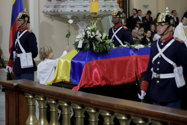 La misa tuvo momentos muy emotivos, como cuando Alejandro, el hijo de Uribe Turbay, de solo cuatro años, se acercó sonriente, como ajeno a la tragedia familiar, al féretro cubierto con la bandera de Colombia y flanqueado por soldados con uniforme de gala del Batallón Guardia Presidencial para depositar una rosa blanca. Una escena similar se vivió en enero de 1991 cuando el político asesinado, entonces de la misma edad que tiene hoy su hijo, se acercó al féretro de su madre, Diana Turbay, asesinada durante u