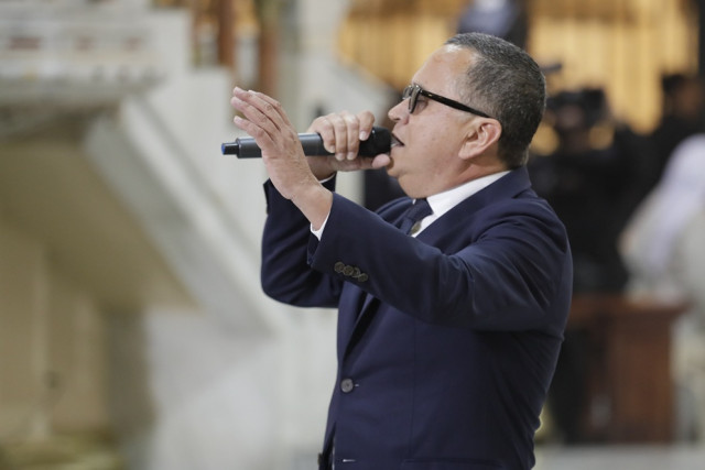 El toque solemne de la ceremonia fúnebre lo dieron también la Orquesta Filarmónica de Bogotá que, en el momento de la despedida, acompañó al cantante Yuri Buenaventura en la interpretación de la canción 'El Guerrero', con la que el féretro, cargado con toda la pompa por los militares, salió de la catedral bajo una lluvia de rosas blancas y por una calle de honor formada por la multitud en dirección al Cementerio Central de Bogotá.