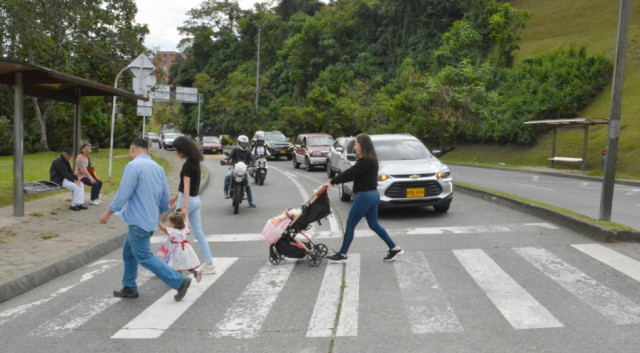 Video: en modo supervivencia, cruces con peligros para peatones en una avenida de Manizales Un carro tras otro corta el viento mientras Sonia Yazmín Vargas se aferra al coche de su bebé en la avenida Kevin Ángel de Manizales, en el acceso al barrio El Caribe. "Acá es complicado pasar", comenta luego de tres minutos de espera para cambiar de andén.