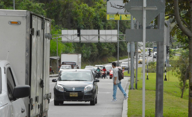 Video: en modo supervivencia, cruces con peligros para peatones en una avenida de Manizales 2. De cuidador de un parqueadero a protector de peatones. Cuando la situación lo requiere, José Fernando Patiño Arcila cambia de trabajo en Laureles, cerca de Nueva EPS y la droguería Cafam. Dice que transeúntes desorientados le preguntan: "Señor, ¿dónde está la cebra? ¿Por dónde me paso?".