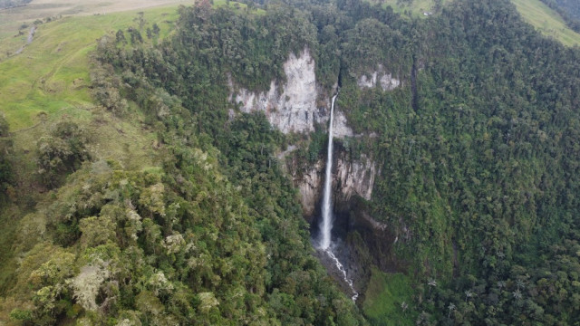 Toma aérea de la cascada Nereidas, que alberga en su borde fuentes termales.