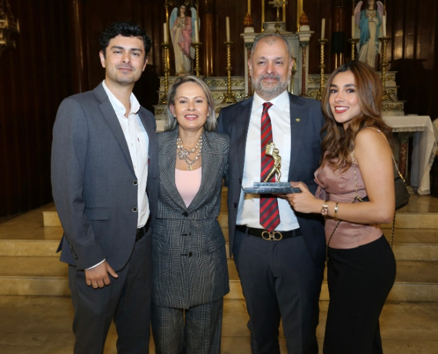 Exaltando el galardón con su esposa, Marleny Osorio, y sus hijos, María José y Alejandro. 
