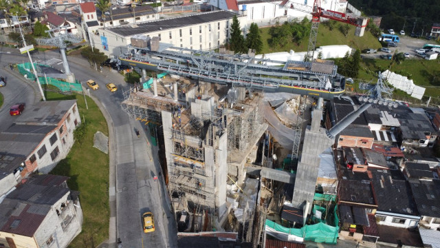 Video en las alturas: ponen a prueba la nueva línea del cable aéreo en Manizales, la obra tendría una adición Estación Fátima: 79% de avance de obra. Es una estación intermedia. Tuvo dificultades técnicas en la cimentación que se superaron con trabajos de contención para dar estabilidad.