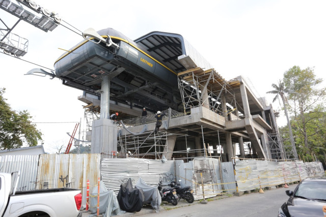 Video en las alturas: ponen a prueba la nueva línea del cable aéreo en Manizales, la obra tendría una adición Estación Universidades: 93% de avance de obra. Es una estación intermedia. Facilitaría el acceso a universidades, complejos deportivos y servicios de salud.