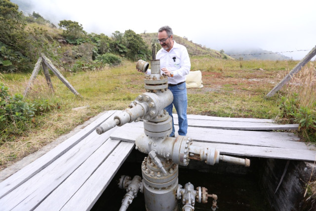 Caldas, gigante dormido de la geotermia: riqueza en las profundidades, proyecto congelado y retos ambientales La perforación de 1997 en el valle de Nereidas alcanzó 1.469 metros de profundidad. Esta es la válvula cerrada. Julián López, coordinador del proyecto geotérmico en el valle de Nereidas, muestra los tres niveles del “árbol de Navidad”, como llaman a la válvula del punto perforado.
