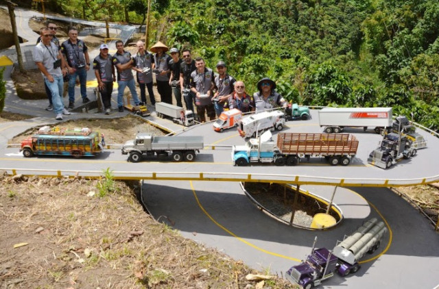 Grupo de 27 aficionados que recrea las carreteras colombianas con camiones de radiocontrol a escala 1:14.