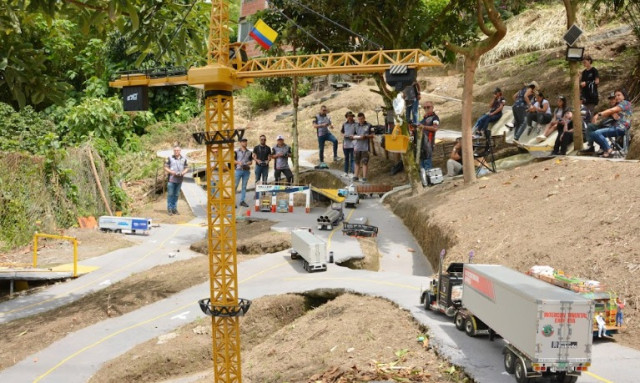 Puentes, túneles, pendientes, báscula, gasolinera y señalización.