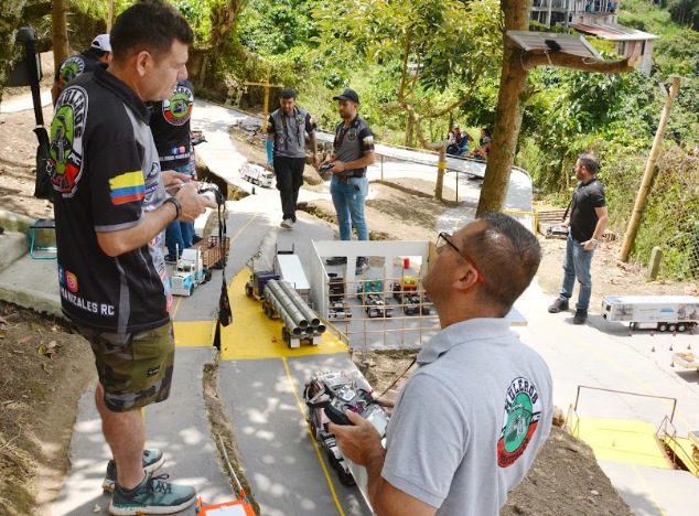 Muleros RC Manizales es un grupo con 27 miembros que personaliza sus tractomulas y la exhibe en ferias, colegios y en Chipre todos los viernes.