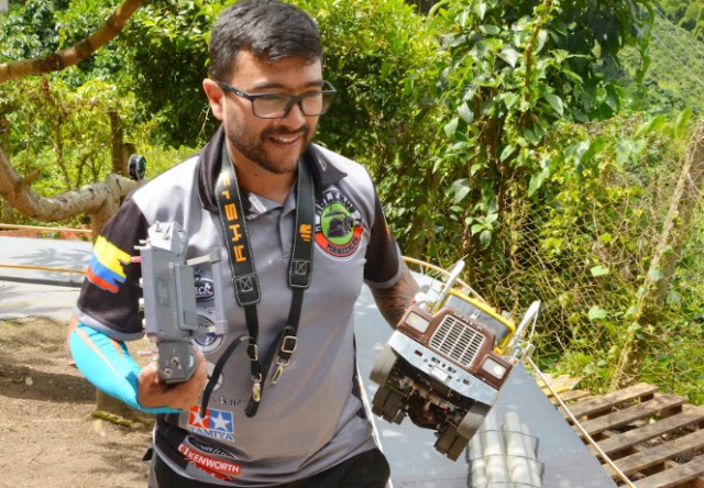 Funciona con baterías, humo, luces y sonido real.