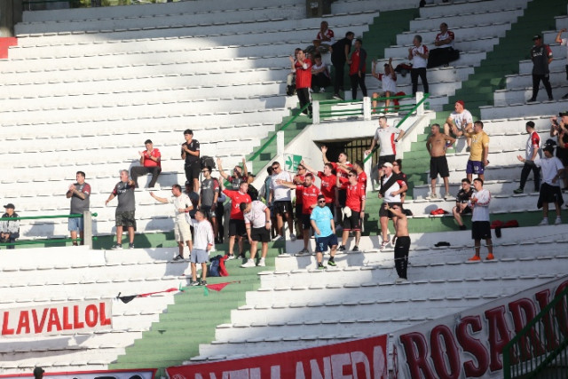 Hinchas de Huracán en el estadio Palogrande.