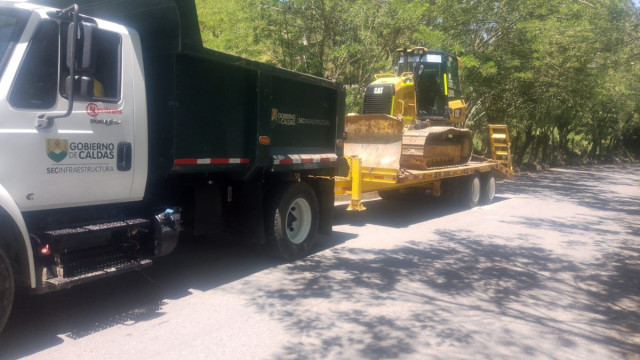 En la foto, la maquinaria de la Gobernación de Caldas enviada a río Pozo.
