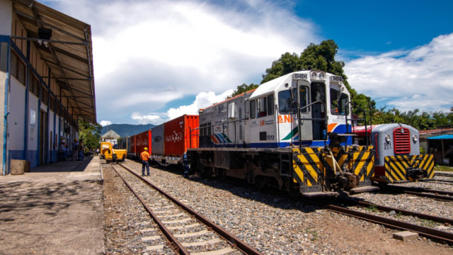 Ad portas de cumplir su tercer año en el poder, el Gobierno Petro puso en marcha los trabajos para mejorar la &quot;columna vertebral&quot; de los trenes en Colombia: la línea férrea La Dorada - Chiriguaná. 