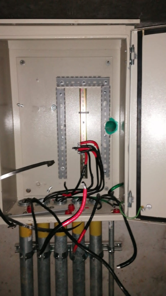 Manizales: el intercambiador de Los Cedros sale de las sombras, vuelven a encender luces tras vandalismo Así quedó el cableado del alumbrado público en el intercambiador vial Los Cedros tras vandalismo. El robo de cables ha ocurrido varias veces en la zona, según el Invama.