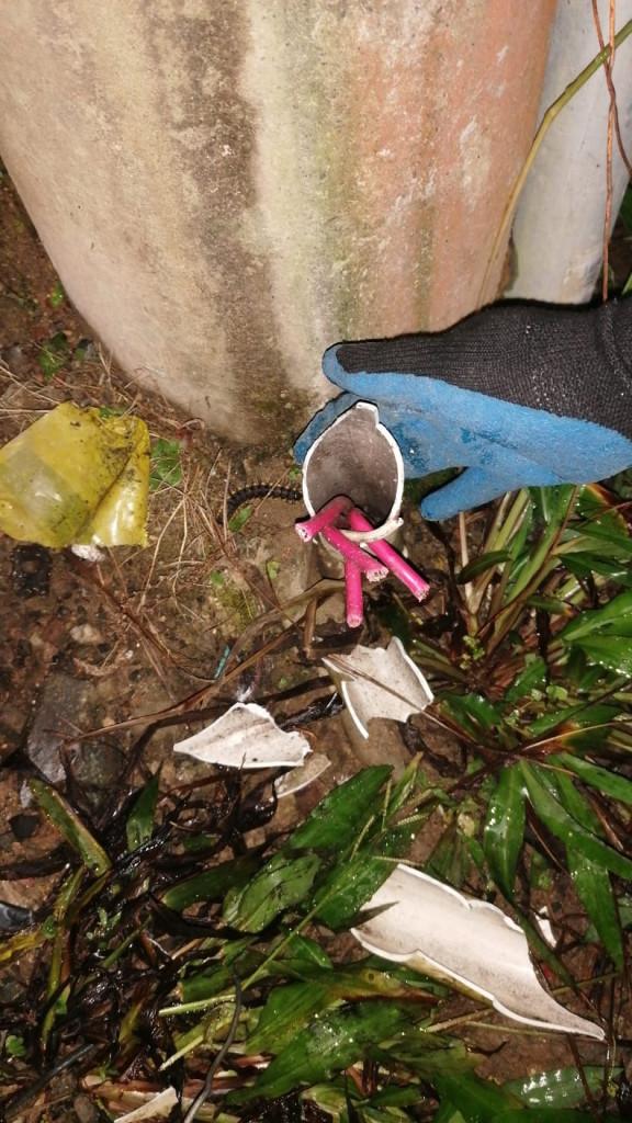 Manizales: el intercambiador de Los Cedros sale de las sombras, vuelven a encender luces tras vandalismo Así quedó el cableado del alumbrado público en el intercambiador vial Los Cedros tras vandalismo. El robo de cables ha ocurrido varias veces en la zona, según el Invama.