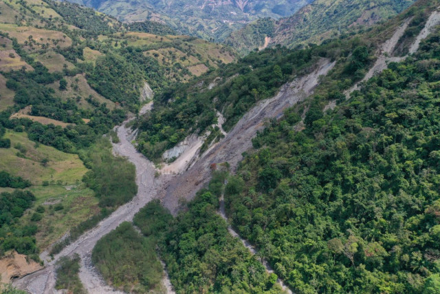Vista aérea del derrumbe en río Pozo, en el corredor vial Pácora - San Bartolomé - La Lutaima (Caldas).