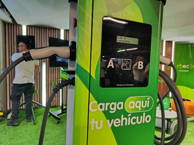 La estación de carga del centro comercial Fundadores, en Manizales, se encuentra en el piso -3 del parqueadero.