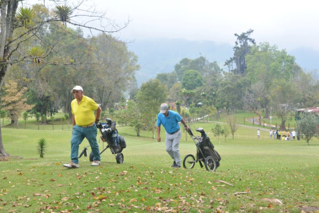 Jorge Orlando Pardo Giraldo, a sus 78 años, sigue siendo un apasionado del golf. Comenzó como caddie a los 12 años y fue testigo de los cambios en los campos, como la diferencia entre el par 3 del Bosque Popular y el más extenso Club Campestre, con hoyos de par 4 y 5. Más de 60 años de historia y amor por el golf.