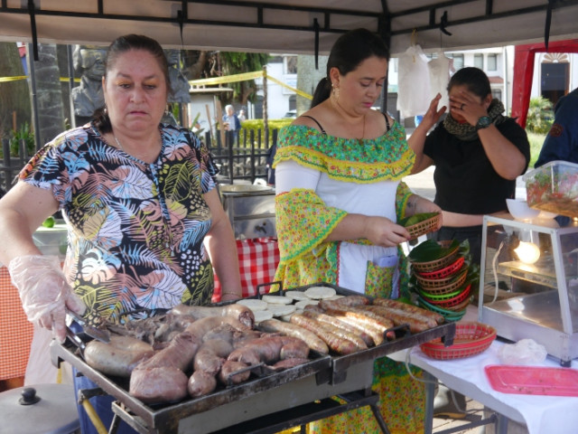 La familia Gutiérrez lleva 12 años participando en este mercado campesino. Viven en la vereda El Avión de Villamaría, donde cultivan caña panelera, café, hortalizas y hacen transformados, como tamales y alfandoques para participar en este encuentro.