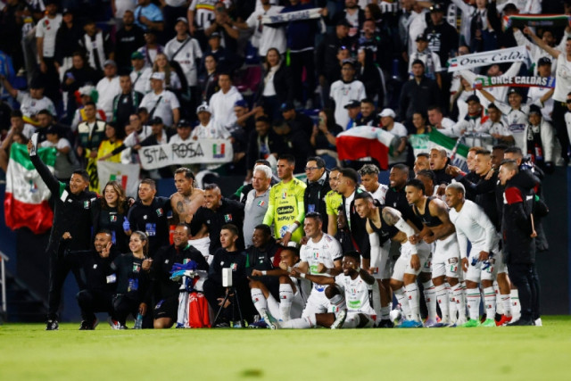 Alrededor de 4 mil hinchas acompañaron al Once Caldas en el estadio Banco Guayaquil de Quito (Ecuador). Luego de la victoria 0-2 ante Independiente del Valle con doblete de Dayro Moreno, el equipo posó para la foto con su afición.