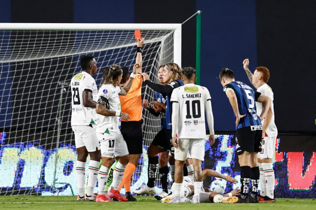 Mateo Carabajal, de Independiente del Valle, fue expulsado por un codazo impactó en la cabeza de Jéider Riquett. El defensor albo salió en camilla y sangrando. Mateo Carabajal, de Independiente del Valle, fue expulsado por un codazo impactó en la cabeza de Jéider Riquett. El defensor albo salió en camilla y sangrando.