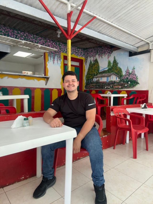 Sebastián Ruiz Gómez nació en Aranzazu hace 22 años. Hoy administra el negocio de su familia: Chorizos La Honda.