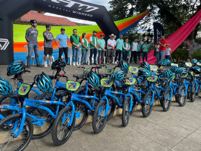 La Corporación Correcaminos de Retiro (Antioquia) entregó 40 bicicletas a la Alcaldía de Aranzazu.