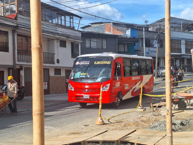 En la vía se aplicaría concreto flexible de ocho centímetros.