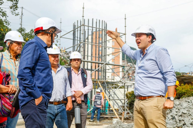 2022: visita del entonces alcalde de Manizales, Carlos Mario Marín, a las obras de la línea 3 del cable aéreo en Los Cámbulos.