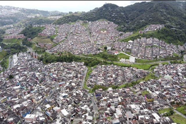De elefante blanco a mover masas: Manizales encara el cielo con la línea 3 de cable aéreo, celebran ciudadanos En la foto, la comuna Ciudadela del Norte.