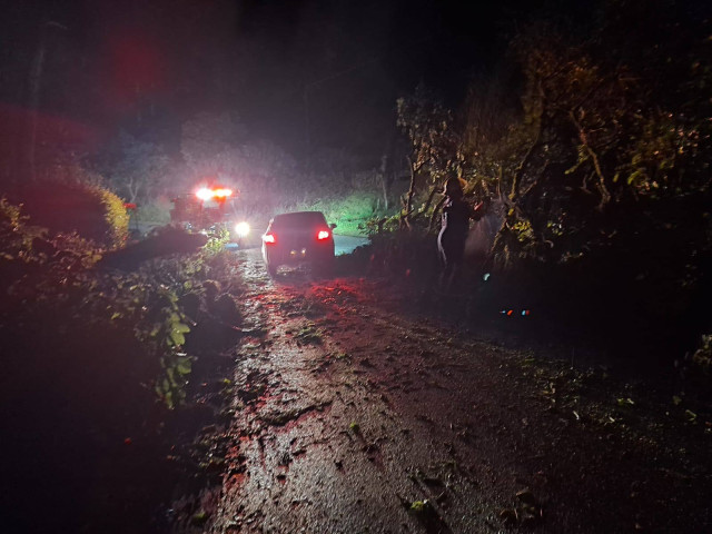 En medio de la oscuridad, las unidades de bomberos trabajaron para habilitar la vía.