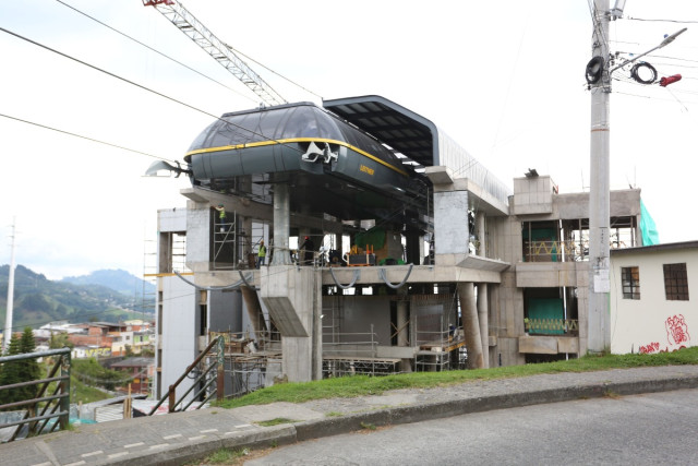 Nueva línea de cable aéreo de Manizales iniciaría pruebas con pasajeros: fotos del progreso en 4 estaciones 83% de avance de obra. Es una estación intermedia. Tuvo dificultades técnicas en la cimentación que se superaron con trabajos de contención para dar estabilidad. Aún le faltan enchapes, zonas de circulación y la instalación de barandas, según Caracol Radio. Foto de septiembre de este 2025.