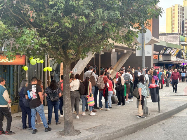 Video: furor en el cable aéreo de Manizales, largas filas de ciudadanos para estrenar la línea 3, es gratis La fila en la estación El Cable este lunes (29 de septiembre).