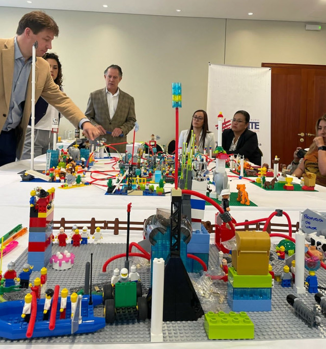 "Quebrarse no es tan malo, es entender": consejos de un experto para empresas en Colombia y una dura lección Gapclose ha llevado el diseño con Lego a estas entidades: Banco Agrario, Colciencias, Transmilenio, Ceder y Colautos.