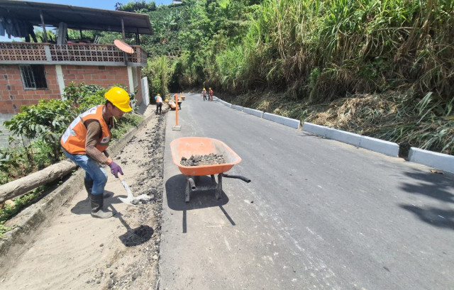 Caídas, golpes y heridas: mejoran vía en Manizales que ponía en riesgo a ciudadanos, celebran residentes La vereda El Arenillo se ubica en el corregimiento Panorama (Manizales) y es vecina de la concesión Autopistas del Café.