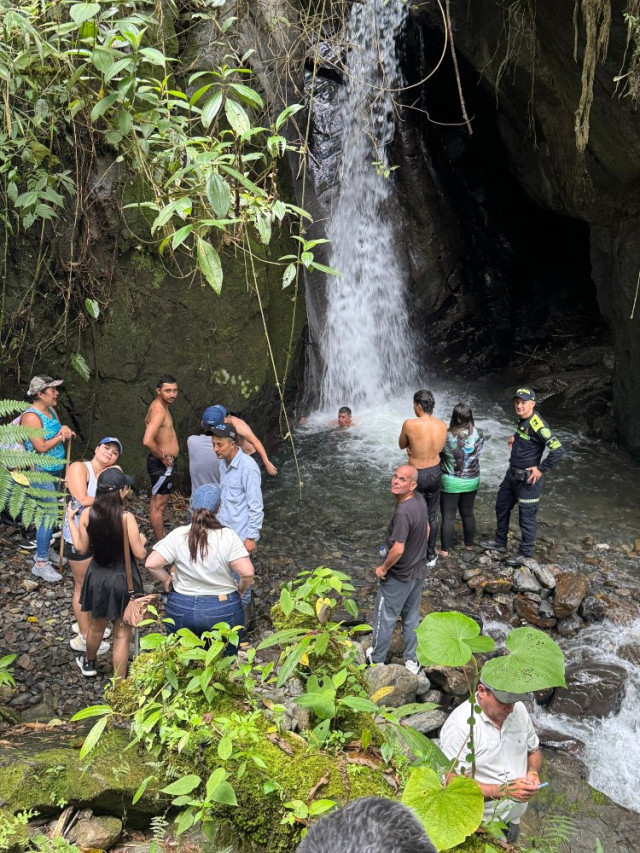 Subintendente Jorge Luis Rueda Mejía, policía de turismo que acompaña a visitantes y promueve el respeto por la riqueza natural y cultural del municipio. En la imagen en la Cascada del Popal.