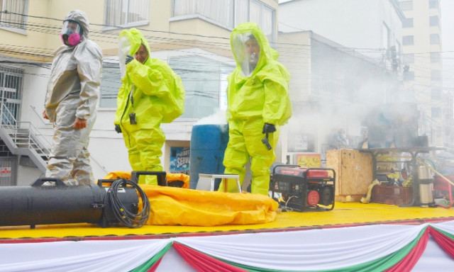 Escenas pedagógicas del desfile por los 176 años de Manizales, en el que se rindió homenaje al centenario del Cuerpo Oficial de Bomberos.