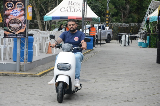 Edwin Naranjo hace la prueba de ruta de una Ofero, una bicicleta eléctrica que se expone en Expoferias durante el Motofest. 