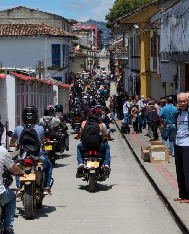 A Salamina ingresaron por la Calle Real las decenas de motos.